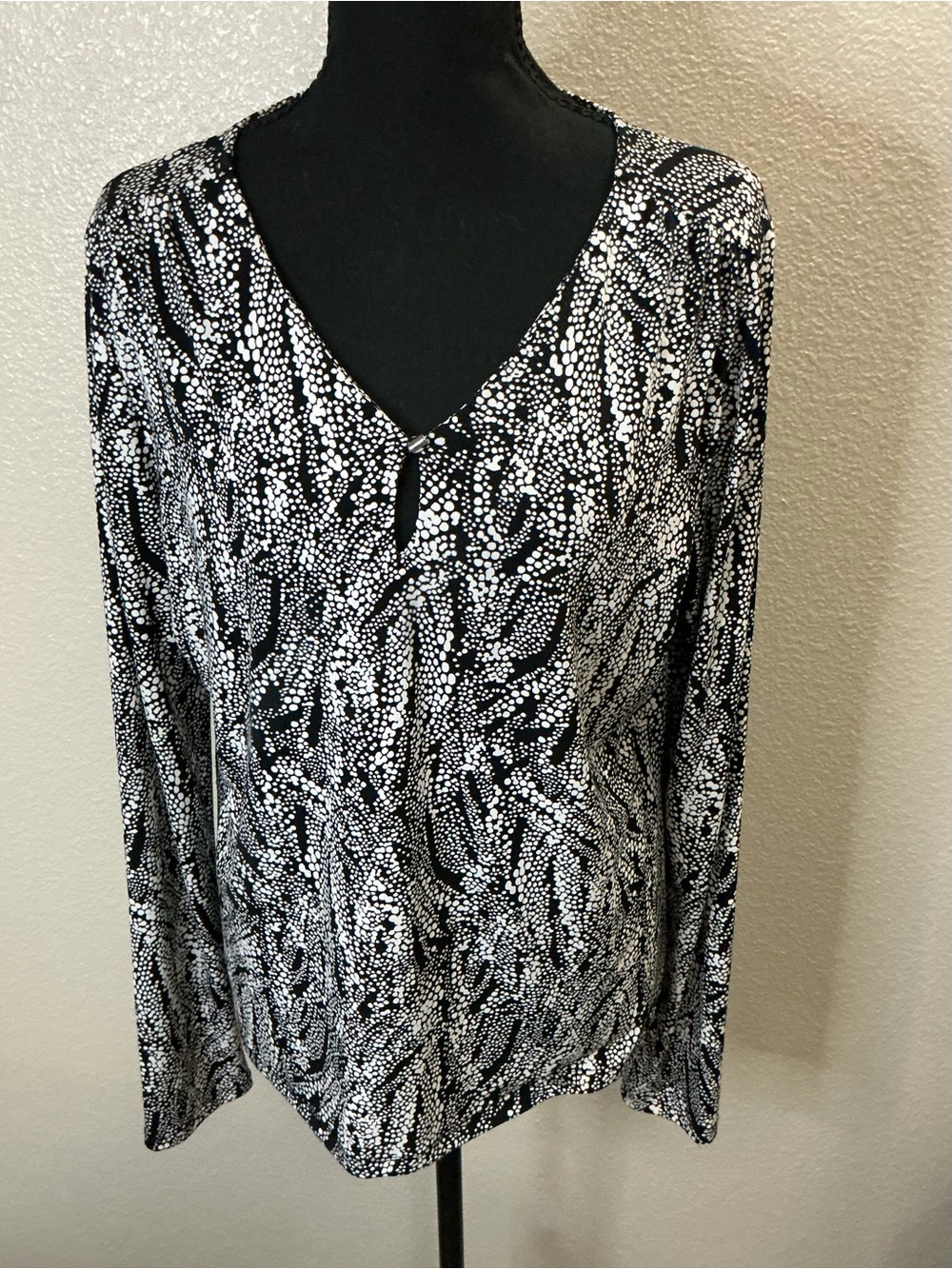 Tahari Black and White Long-Sleeve V-Neck Top